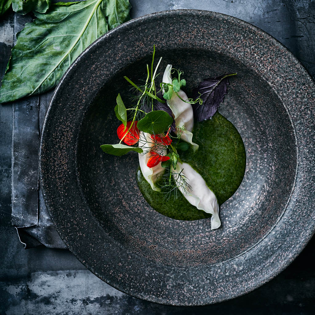 Koolrabi gyoza, met gerookte forel en jus van groene appel met lavas Koolrabi gyoza, met gerookte forel en jus van groene appel met lavas